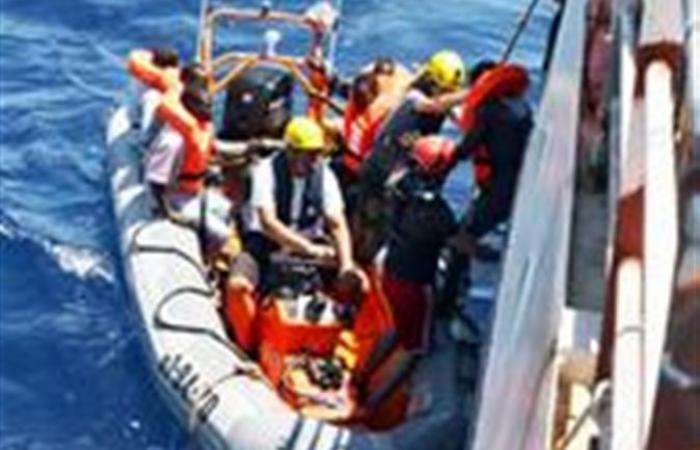 إيطاليا.. وقف قارب صيد يحمل 89 مهاجرا