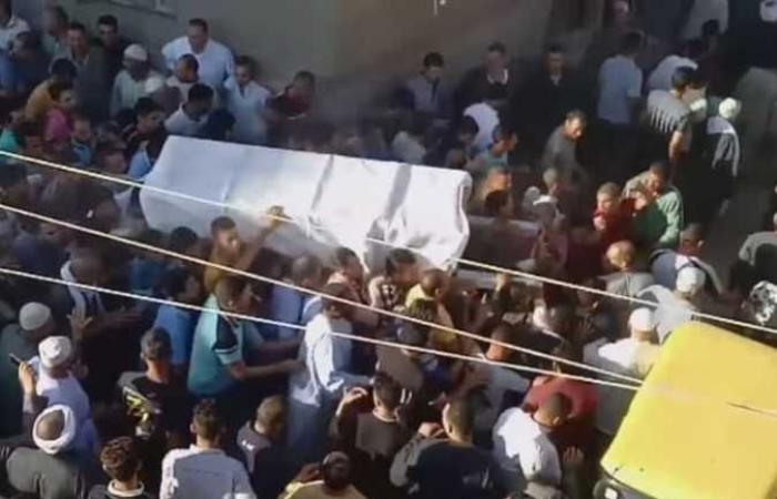 على دقات الطبل والصاجات.. الآلاف يشيعون جثمان الشيخ العباسي فى البحيرة.. فيديو