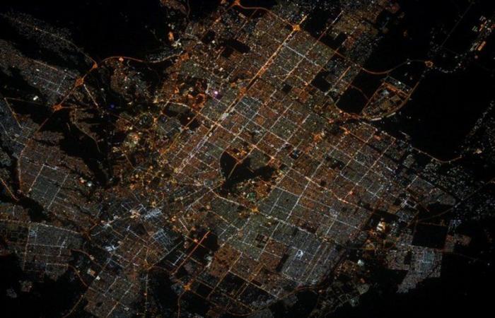 التقط صورة من الفضاء.. منطقة مُظلمة وسط الرياض تحيِّر رائد فضاء فرنسيًّا