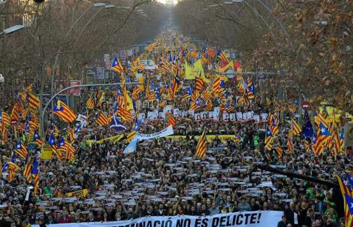 حكومة إسبانيا تصدر عفوا عن زعماء انفصاليين في كتالونيا