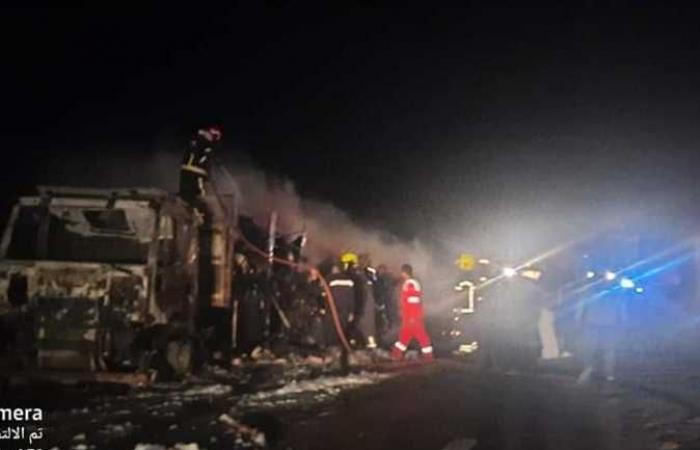 اشتعال النيران بسيارة «تريلا» قادمة من السعودية بطريق الغردقة رأس غارب (صور)