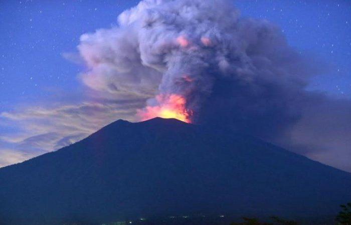 ثوران بركان ميرابي في إندونيسيا.. سحب دخان سريعة التحرُّك وأعمدة الرماد ترتفع إلى كلم