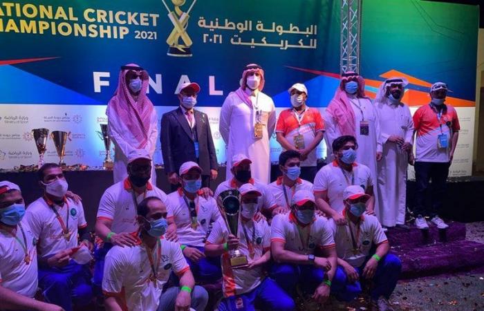 الأمير فهد بن جلوي يتوج فريق "بنجاب الأخضر" بلقب البطولة الوطنية للكريكيت