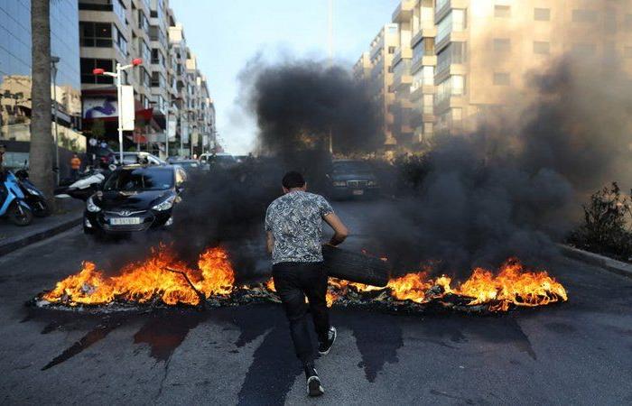 لبنان.. متظاهرون يقطعون طرقاً رئيسة عشية رفع أسعار الوقود