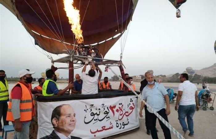 احتفالا بثورة 30 يونيو.. 15بالون طائر يزينون سماء الأقصر بأعلام مصر (صور)