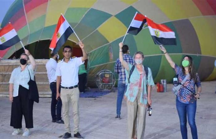 احتفالا بثورة 30 يونيو.. 15بالون طائر يزينون سماء الأقصر بأعلام مصر (صور)