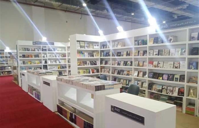 توافد العشرات على بوابات معرض القاهرة الدولي للكتاب في دورته الـ52