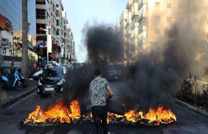 متظاهرون يقطعون طرقا رئيسية بلبنان عشية رفع أسعار الوقود .. بالفيديو