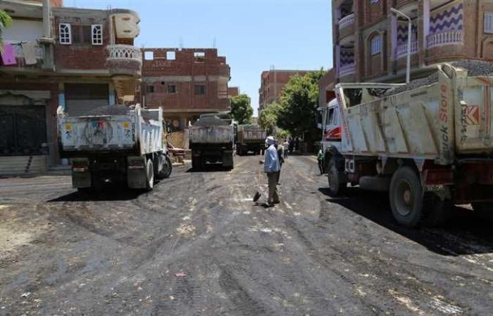 صقر يتابع العمل بمشروعات الرصف والتطوير لشوارع مدينتي السلام 1 و2 في السويس