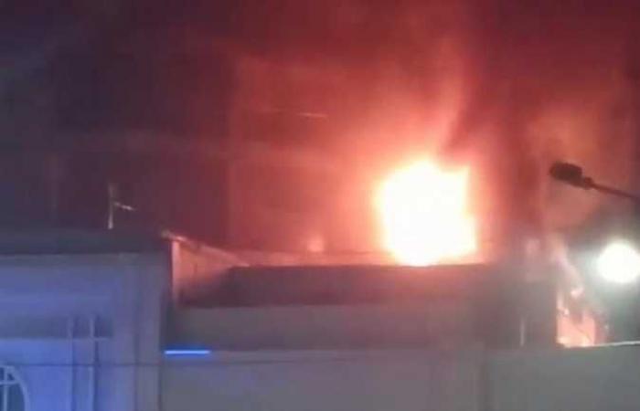 بسبب عقب سيجارة.. حريق فندق شهير على كورنيش الإسكندرية (فيديو وصور)