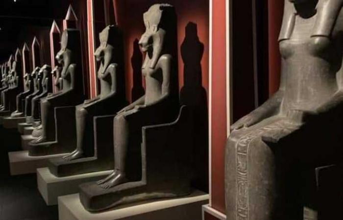 دبلوماسيون يزورون معرض «ملكات مصر» بمتحف التاريخ بكندا