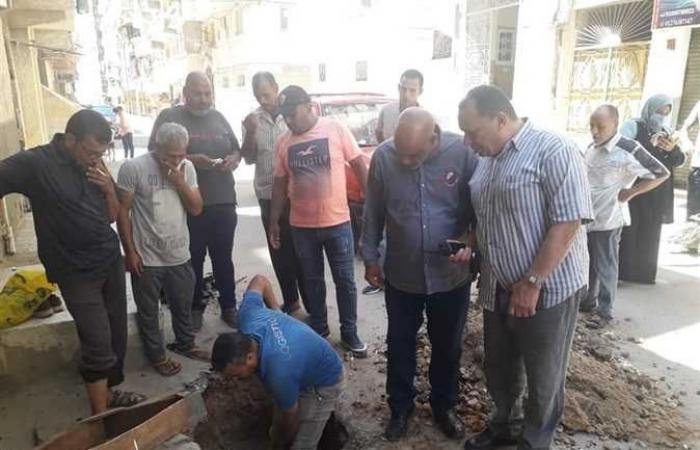 بسبب كسر ماسورة مياه.. إصلاح هبوط أرضي في أبو قير بالإسكندرية (صور)