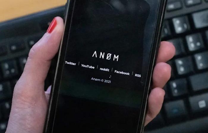 تفاصيل هواتف "أنوم" التي صممتها المباحث الفيدرالية الأمريكية خصيصاً للمجرمين والمحتالين