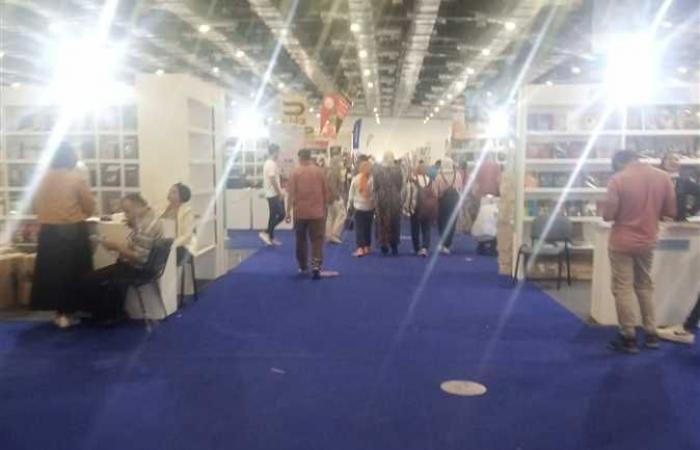 قبل الختام بيومين.. توافد العشرات إلى معرض القاهرة الدولي للكتاب (صور)