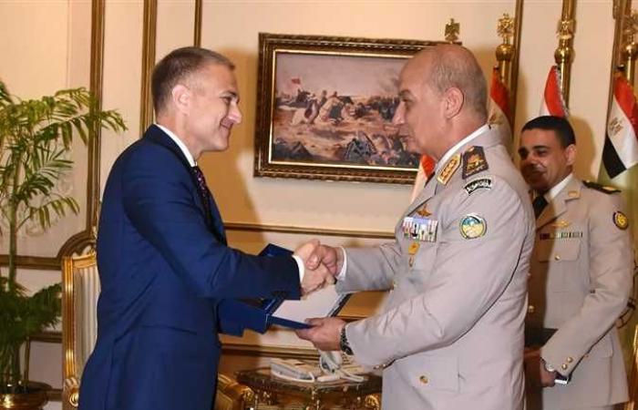 وزير الدفاع يلتقى نظيره الصربي ويوقعان بروتوكول تعاون في المجال العسكري بين الجانبين