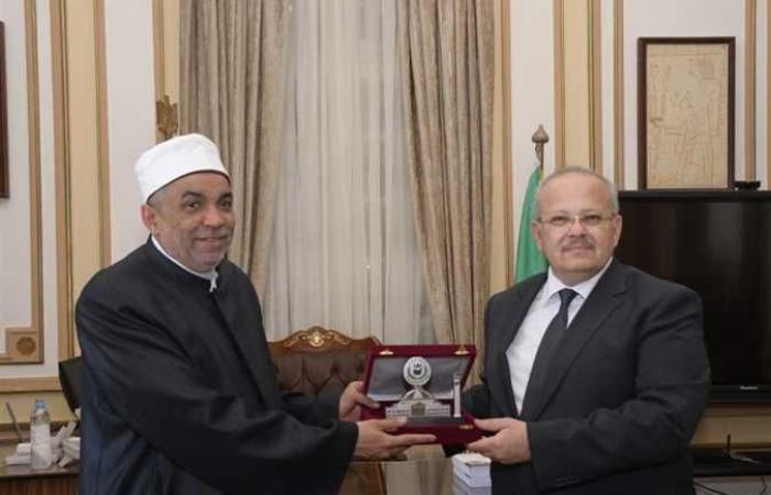 «الخشت» يهدي درع جامعة القاهرة لرئيس القطاع الديني بوزارة الأوقاف