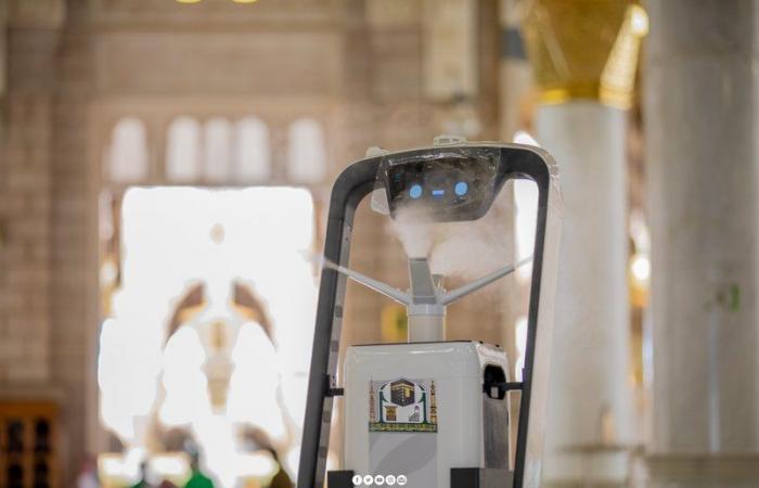 شاهد روبوتات للتعقيم داخل المسجد النبوي.. كيف تعمل؟ تعرّف