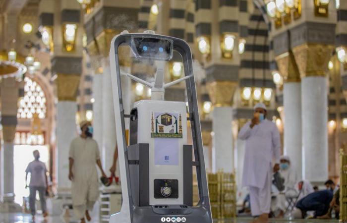 شاهد روبوتات للتعقيم داخل المسجد النبوي.. كيف تعمل؟ تعرّف