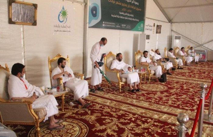 شاهد .. مدير الأمن العام يقف على مشروع "بر الشرائع" لضيافة الحاج في عرفات