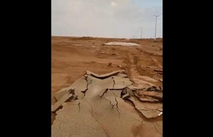 بالفيديو .. السيول تجرف طريق النايفية- الأفلاج وتعزل المراكز والهجر