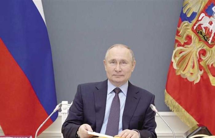 بوتين يتفقد طائرة مقاتلة جديدة كشفت عنها روسيا في معرض جوي