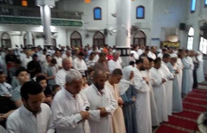 مئات الآلاف من المواطنين يحرصون علي أداء صلاة عيد الأضحي في المنيا
