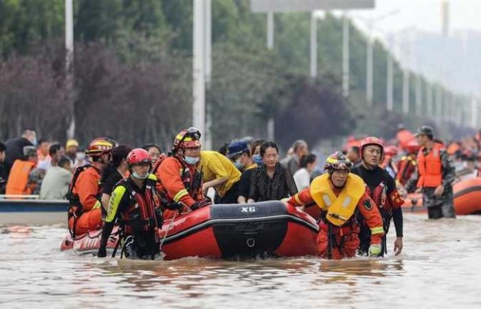 أغرقتها الفيضانات.. الصين تخلي مدينة بالجرافات والقوارب (فيديو وصور)