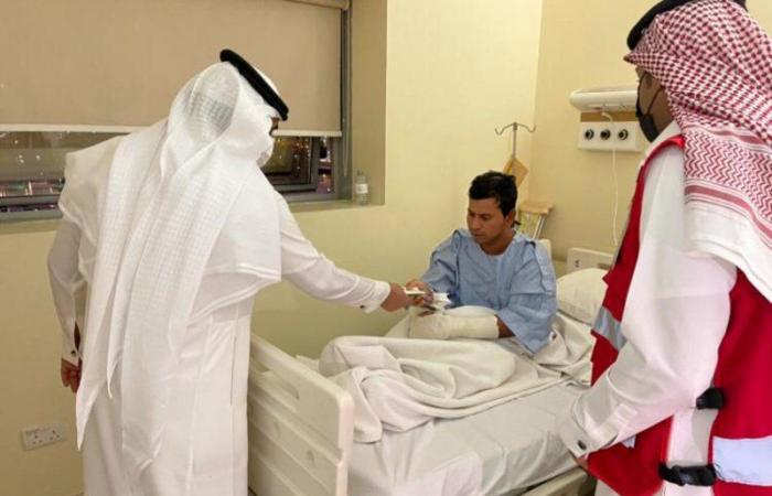 منسوبو "هلال الجوف" يعايدون المرضى المنومين بمستشفى الأمير متعب بسكاكا