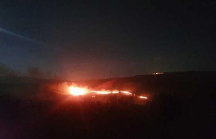 اندلاع حريق في جنوب لبنان بسبب قنبلة مضيئة أطلقتها القوات الإسرائيلية