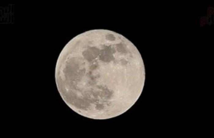 فرصة رائعة للتصوير والرصد.. "فلكية جدة": القمر يقترن بزحل اليوم