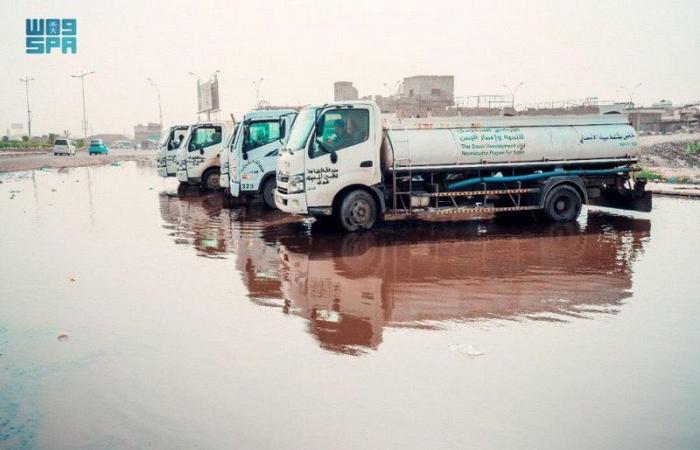 بالصور.. البرنامج السعودي لإعمار اليمن يكثّف جهوده لإزاحة تجمعات مياه الأمطار في عدن