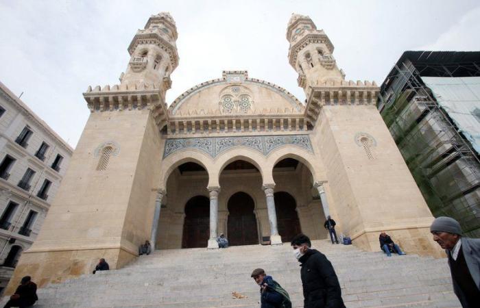 الجزائر.. مقتل إمام مسجد على يد مختلّ عقليًّا خلال إمامته المصلين