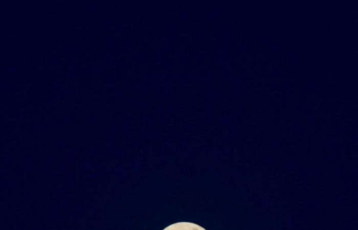 شاهد من سماء الرياض.. تجلى "القمر البرتقالي" في أبهى صوره