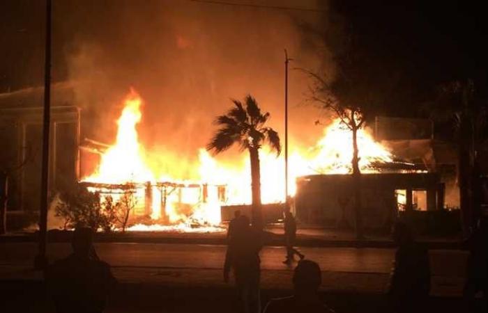 حريق في مطعم نيلي بالجيزة.. و«الحماية المدنية» تحاول السيطرة على النيران