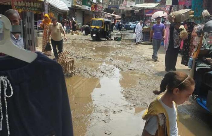رئيس شبين القناطر يناشد المواطنين عدم إلقاء المخلفات في الصرف الصحي (صور)