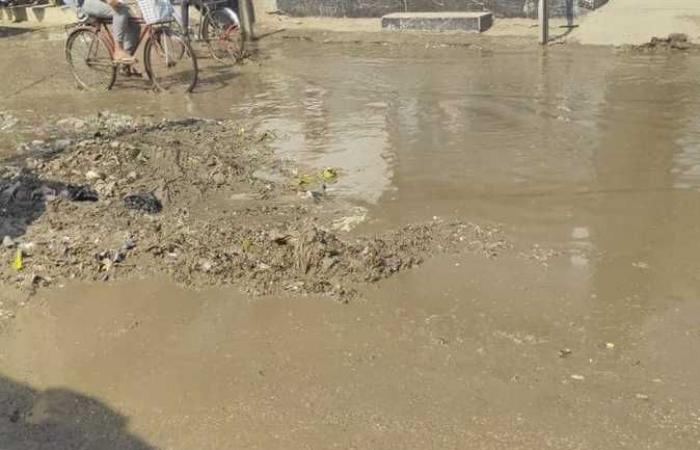 رئيس شبين القناطر يناشد المواطنين عدم إلقاء المخلفات في الصرف الصحي (صور)