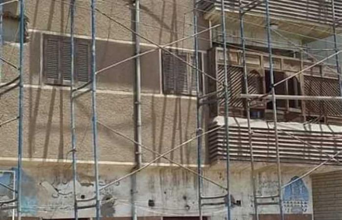 الاستمرار في طلاء المنازل المواجهة لطريق «الكباش» الفرعوني بمدينة الأقصر