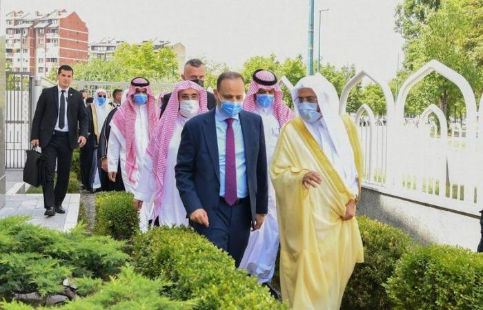 بالصور.. وزير الشؤون الإسلامية يزور جامع الملك فهد بسراييفو