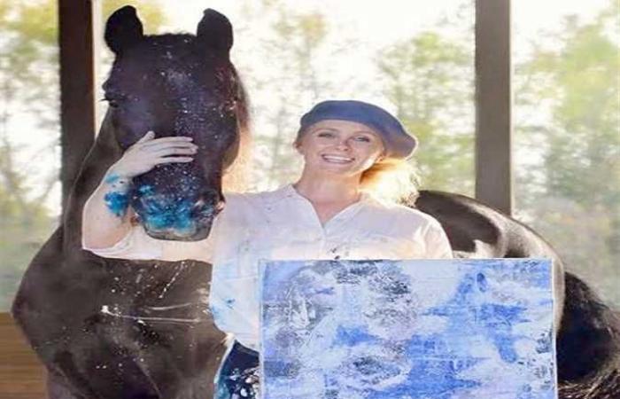 الحصان الفنان.. أمريكية تبيع لوحاته بأكثر من 230 إسترلينيا