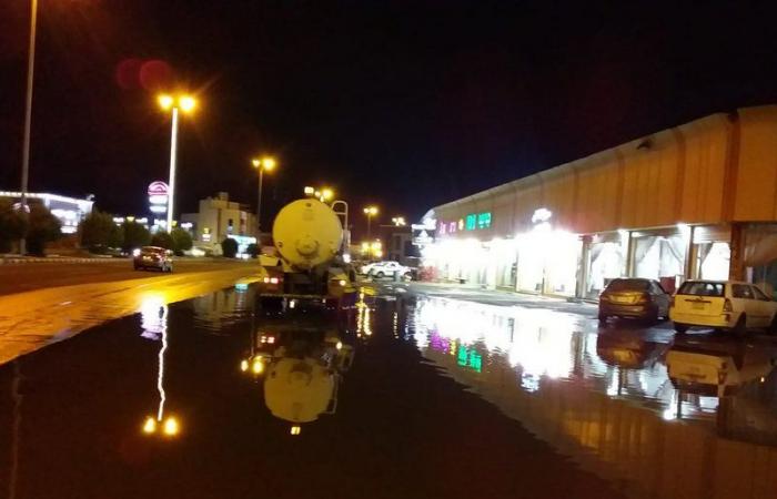 "بلدية محايل" ترفع 2398 طنًا من المياه و478 م3 مخلفات بسبب الأمطار الغزيرة