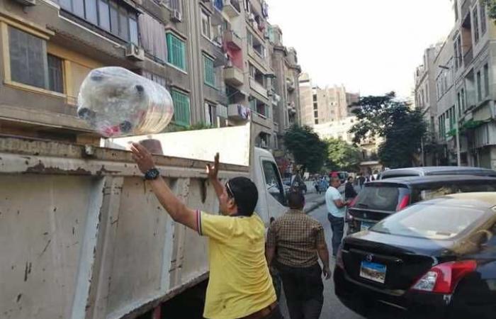 حي الأزبكية يستجيب لشكاوى المواطنين برفع إشغالات الباعة الجائلين ( صور)