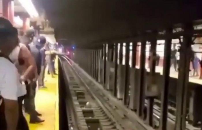 فيديو صادم.. شاهد ما حدث لراكب لحظة وصول القطار