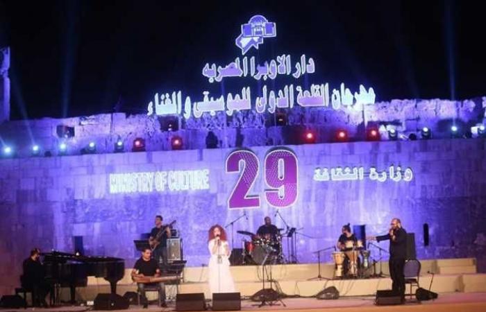 وائل الفشني بين الطرب والإنشاد ولينا شماميان تطلق رسالة سلام من مسرح القلعة (صور)