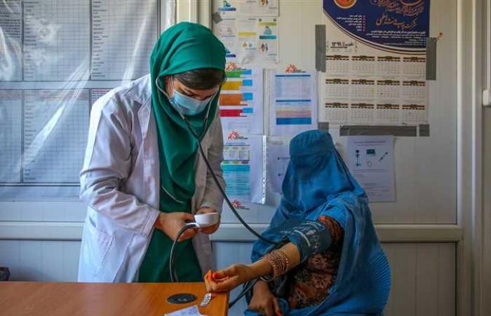 طالبان توجه رسالة للنساء العاملات في القطاع الطبي
