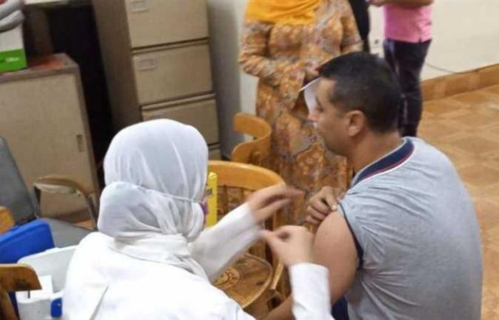 وكيل الصحة بالغربية يتابع تطعيم المواطنين المسافرين للخارج بلقاح كورونا