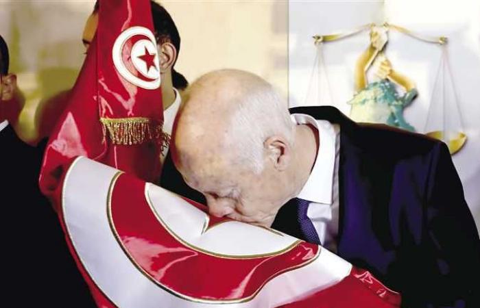 الرئيس التونسي يتهم أطرافا بالسعي إلى جلب مرتزقة من الخارج