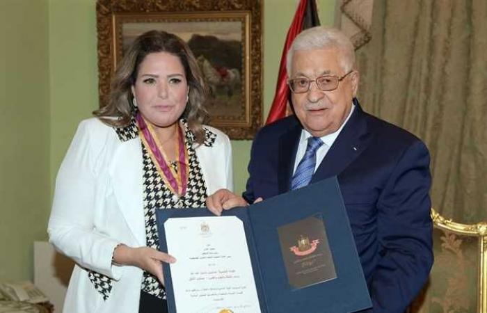 الرئيس الفلسطيني يمنح الفنانة صابرين وسام الثقافة للعلوم والفنون