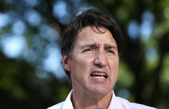 محتج غاضب يرشق رئيس وزراء كندا بالحجارة في إحدى الفعاليات غربي تورنتو
