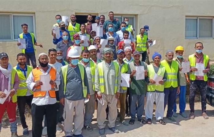 القوى العاملة: تسليم 76 بوليصة تأمين للعمالة غير المنتظمة بجنوب سيناء