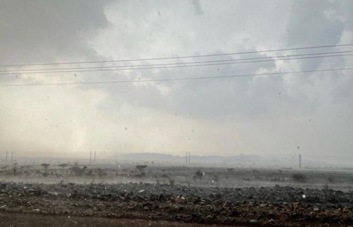 شاهد بالصور.. أمطار متوسطة على وادي الفرع و"المدني" يحذر